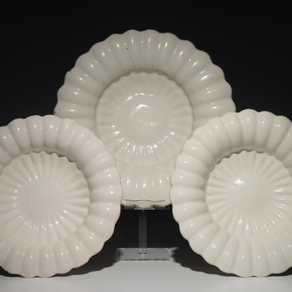 Trois plats godronnés en faïence blanche de Delft, 17ème